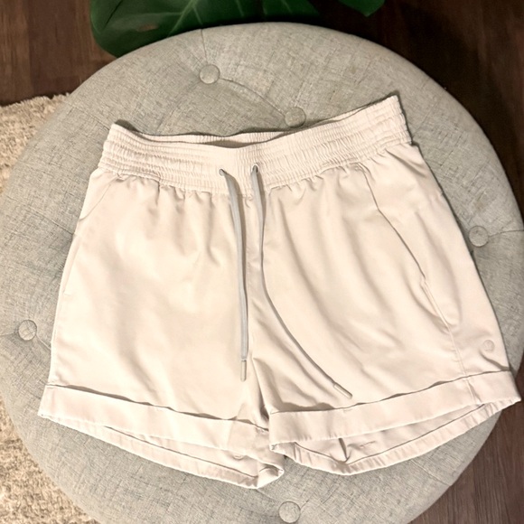 lululemon athletica Pants - Lululemon Spring Break Away Short 3" Light Chrome White/Cream 6✨EUC Retails $58